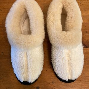 NWOT Acorn Faux Shearling Slipper